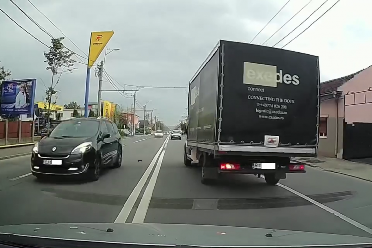 Șofer clujean ”de banda a doua” se plânge că un camion era să îl ”arunce” pe contrasens - VIDEO 