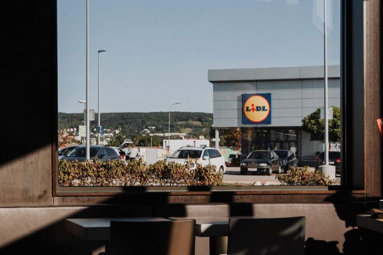 Lidl anunță că va închide magazinele mai devreme pentru a face economie la curent