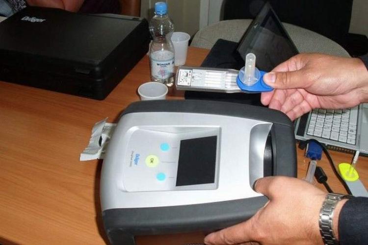 Primarul unei localități a cumpărat un aparat de testare antidrog pentru elevii din comună. Ce părere au părinții despre această măsură
