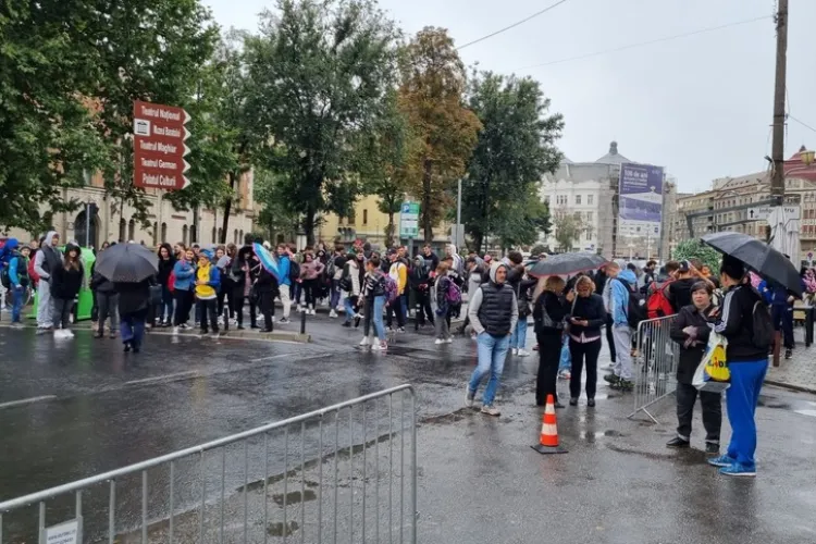 Amenințare cu bomba la un liceu: Elevii şi profesorii au fost evacuaţi de urgență 