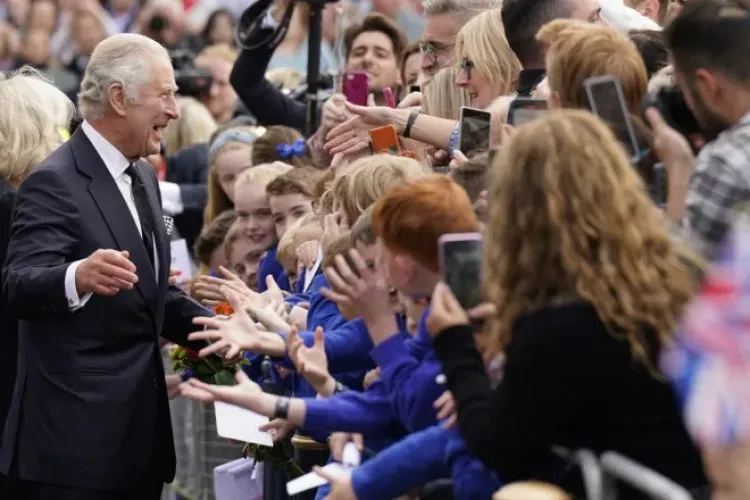 VIDEO -  Imagini virale cu reacția surprinzătoare a regelui Charles când un britanic îi cere să iasă la o bere împreună