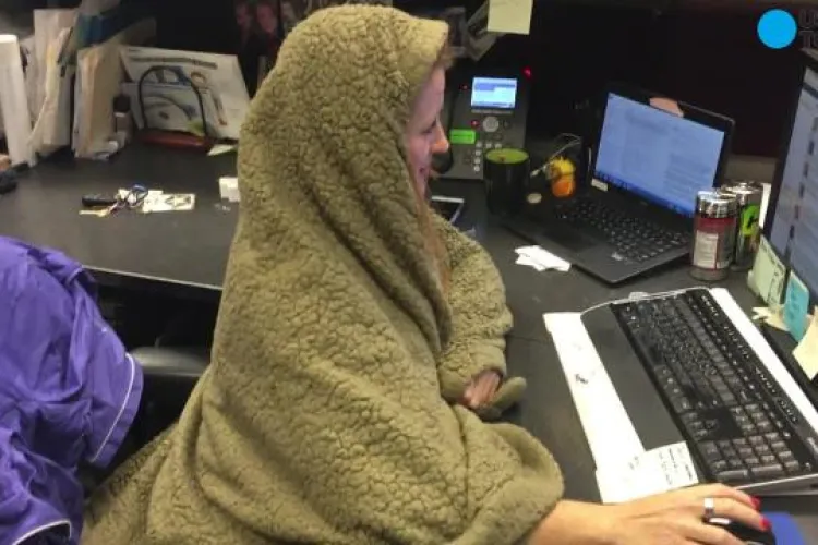 Angajații unor bănci au primit pături pentru a nu îngheța la birou, ca o consecință a măsurilor introduse pentru reducerea consumului de energie