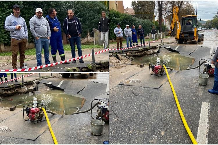 Cluj: Conducta de apă s-a spart DIN NOU pe strada Eremia Grigorescu. Oamenii fac glume: ”Se sapă la metrou” - FOTO
