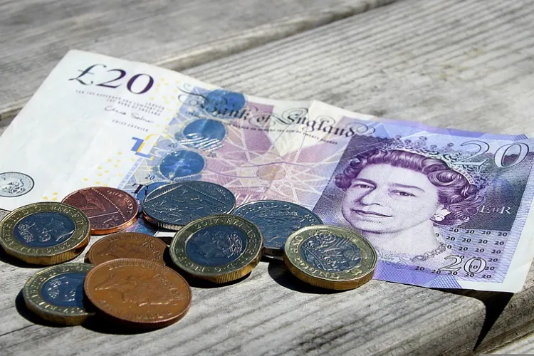 Lira sterlină s-a prăbușit după ce a fost anunțat noul plan economic de către guvernul britanic