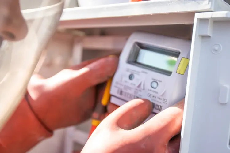 Europa ar putea implementa ”economisirea forțată”, cu ajutorul contoarelor inteligente. Decid de la ”centru” când se taie curentul