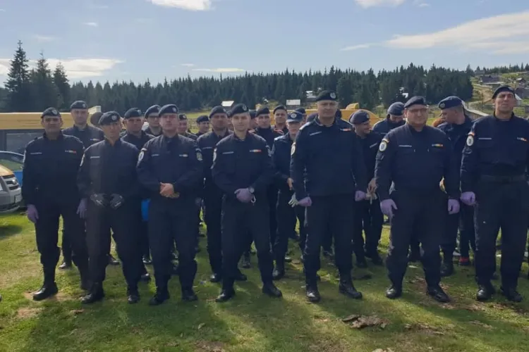 ”Munții contează! Păstrează munții curați!” - Jandarmii din Cluj au colectat deșeuri