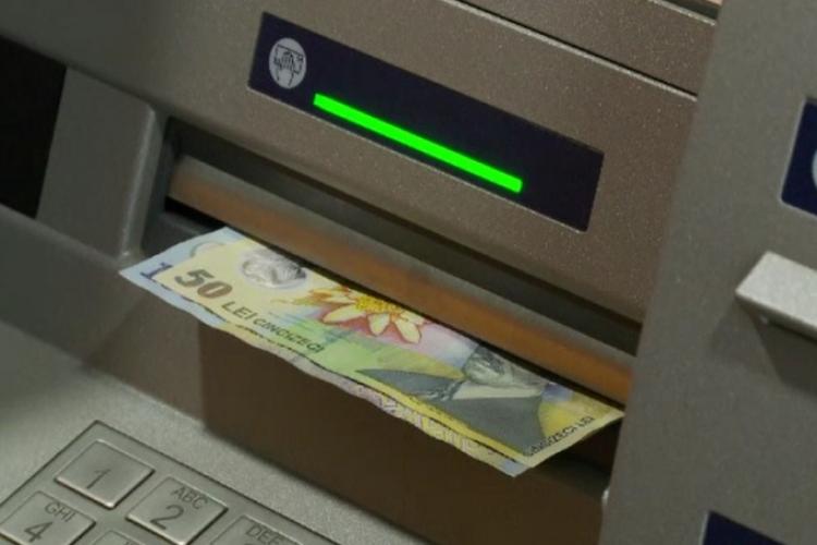 O tânără care a găsit o mică avere într-un bancomat, căutată de poliţie. Și-a însușit aproape 22.000 de lei găsiți în fanta ATM-ului
