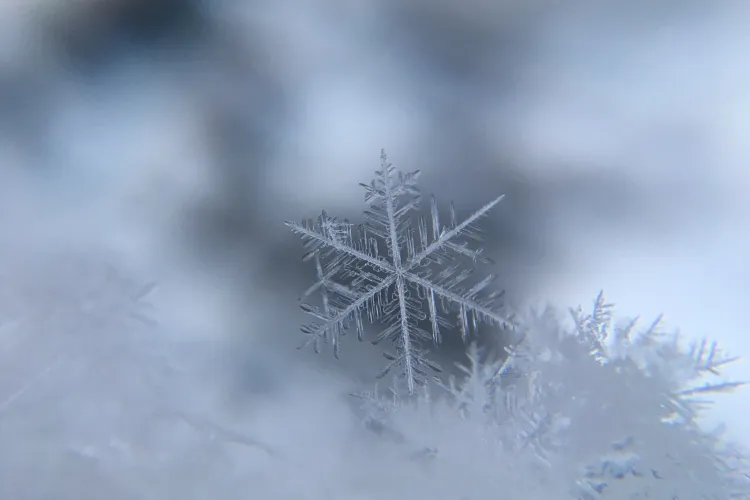 ANM a emis vineri 3 avertizări meteo Cod Galben. Unde cad primii fulgi de zăpadă