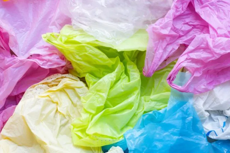 FOTO - O tânăra din Cluj realizează costume de baie din plasticul reciclat din mări și oceane