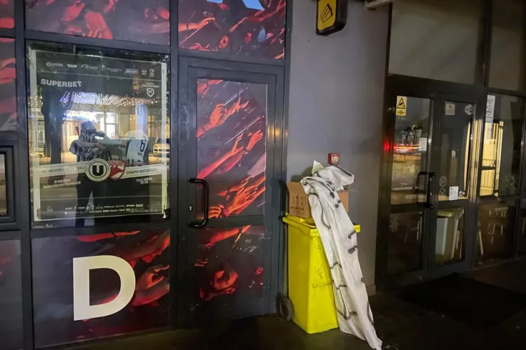 Duel între galeriile U Cluj și CFR Cluj: ”V-am lăsat gunoaiele la poartă, aşa repede ați fugit?” - FOTO
