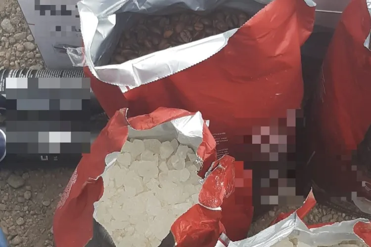 CLUJ: Doi bărbați, prinși cu peste 8 kg de droguri în mașină, după ce au fost percheziționați de polițiștii clujeni 