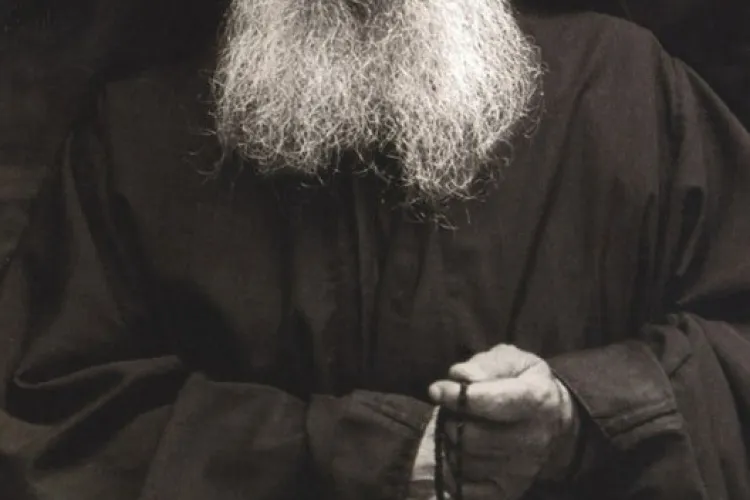 Bărbat, îmbrăcat în călugăr, s-a dat drept profet și a făcut scandal în spital. Ce au descoperit polițiștii despre acesta