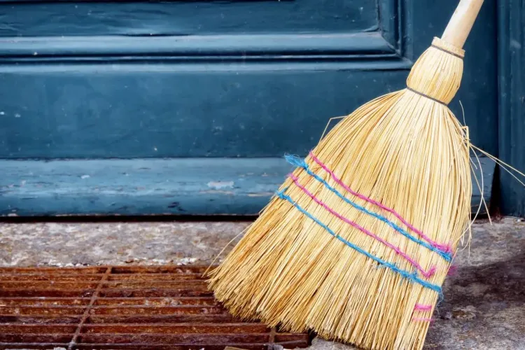 Bărbat luat la bătaie cu mătura de soţie. Soțul „vinovat” pentru că a hrănit animalele fără ştirea ei