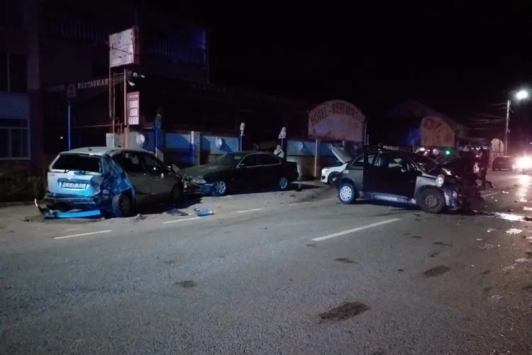 FOTO. Accident în Gherla! Patru mașini, făcute PRAF în urma coliziunii violente