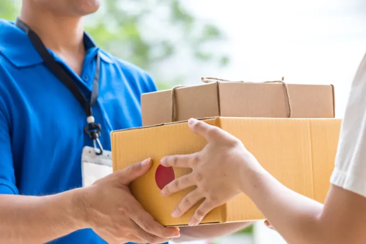 Curierii din România vor raporta la ANAF toate detaliile despre cumpărătorii online care plătesc ramburs