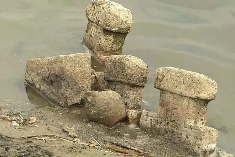 Peisaj dezolant, după ce un lac din România a secat: Au apărut oseminte omenești pe marginea lacului 