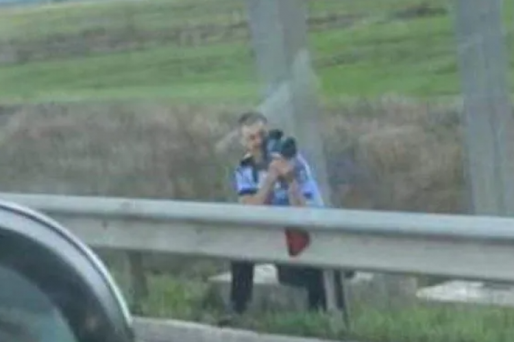 Cum stau polițiștii la ”pândă” pe Autostrada Transilvania, pentru a-i prinde pe vitezomani - FOTO