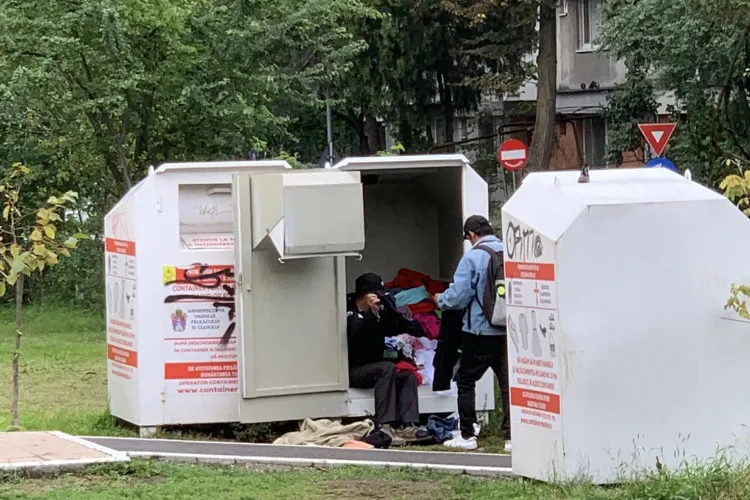 Oamenii străzii ”sparg” containerele unde se aducă haine uzate: Degeaba sunăm la Poliție - FOTO