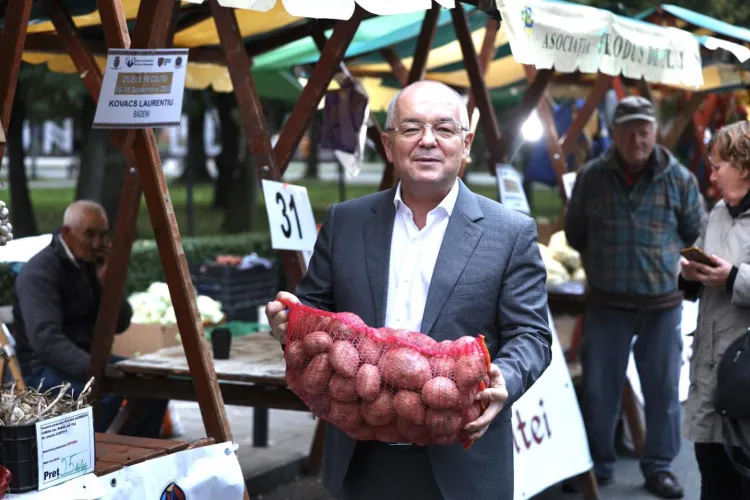 Emil Boc nu uită de unde se trage! A cumpărat legume și fructe de la Ziua Recoltei - FOTO