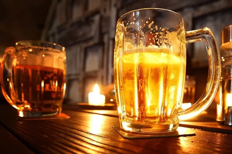 Alcoolul și produsele din tutun se scumpesc din nou. Cât vor ajunge să coste