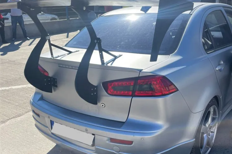 Inspectorii RAR au rămas uimiți. Cum și-a „îmbunătățit” mașina un român „inventiv”: „Numai bună de uscat rufe”