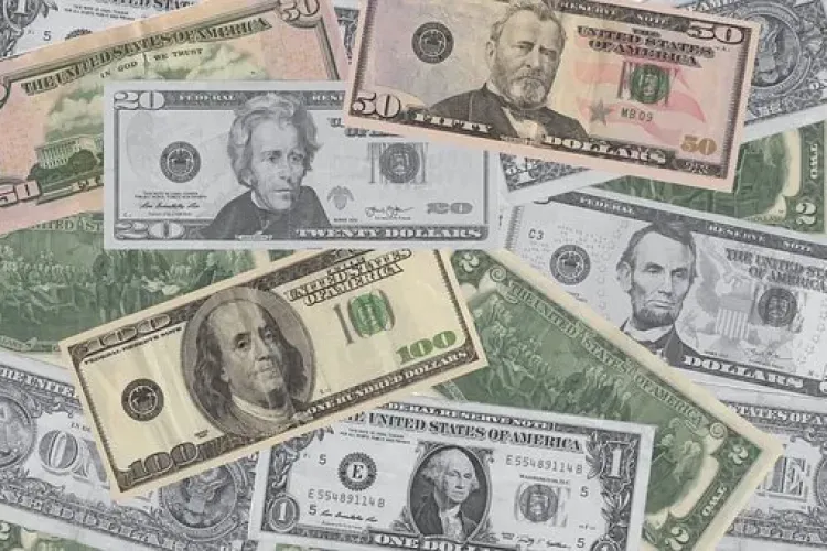 Curs BNR 22 septembrie 2022: Dolarul a trecut pragul de 5 lei, cea mai mare valoare din istorie faţă de leu