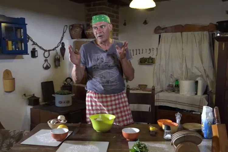 Secretele unei ciorbe de perișoare dezvăluite de Dan Păvăloiu, realizatorul TVR Cluj, într-un decor de vis, la Mănăstireni - VIDEO