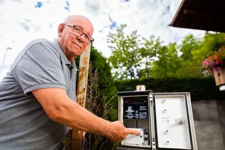 FOTO - Un pensionar și-a cumpărat un aparat radar pentru a-i prinde pe vitezomanii care trec prin fața casei lui: „Poate fac și autoritățile ceva” 