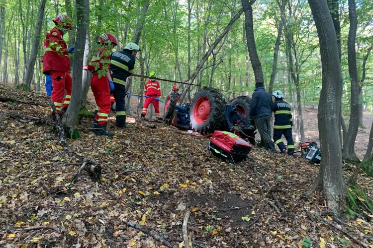  FOTO/VIDEO. Accident tragic în apropierea localității Pata! Un bărbat a rămas prins sub un tractor răsturnat