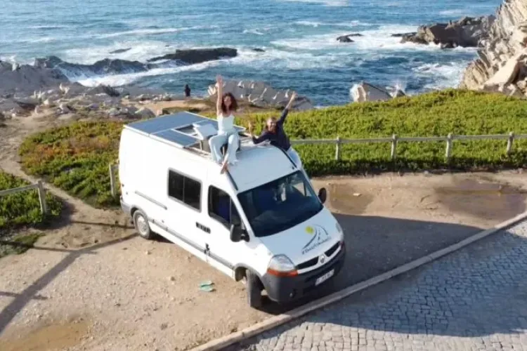 S-au cunoscut la Untold, s-au îndrăgostit, iar apoi au cutreierat Europa în rulota construită de ei - FOTO