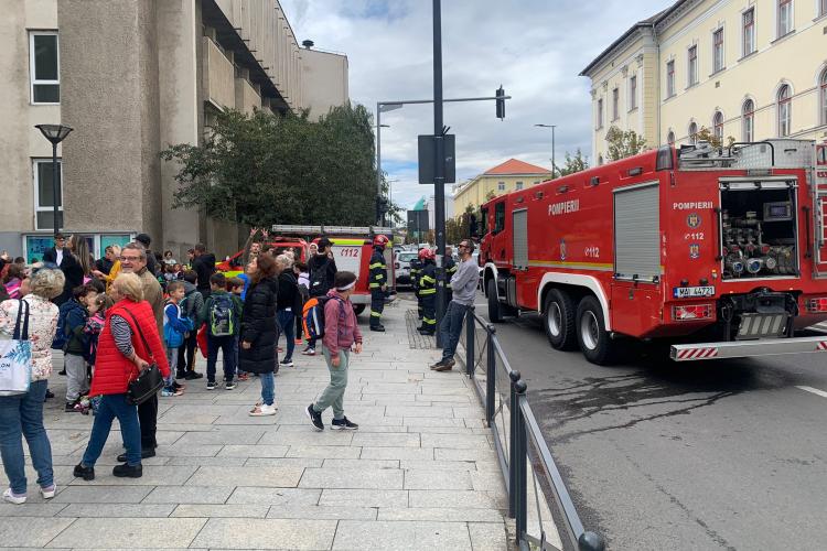 Alertă de incendiu la Colegiul George Coșbuc. ”Dorel” a declanșat senzorii de fum - FOTO