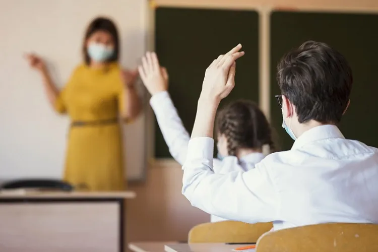 SONDAJ World Vision România: Peste un sfert dintre elevi declară că li s-au cerut fotografii nud