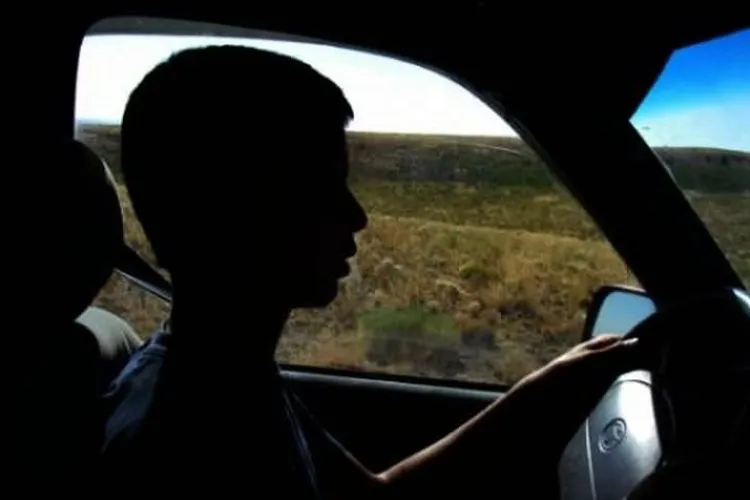 Inconștiență maximă! Minori filmaţi la volan pe drumurile publice din România. Ce fac autoritățile 