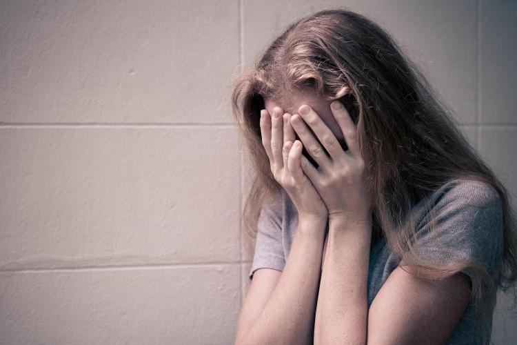 Fetiță, abuzată sexual de tatăl vitreg timp de doi ani. Totul a început când copila avea doar 12 ani
