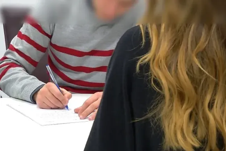 Un antrenor de kickboxing şi-a abuzat sexual eleva minoră timp de 3 ani. Mama fetei a descoperit totul