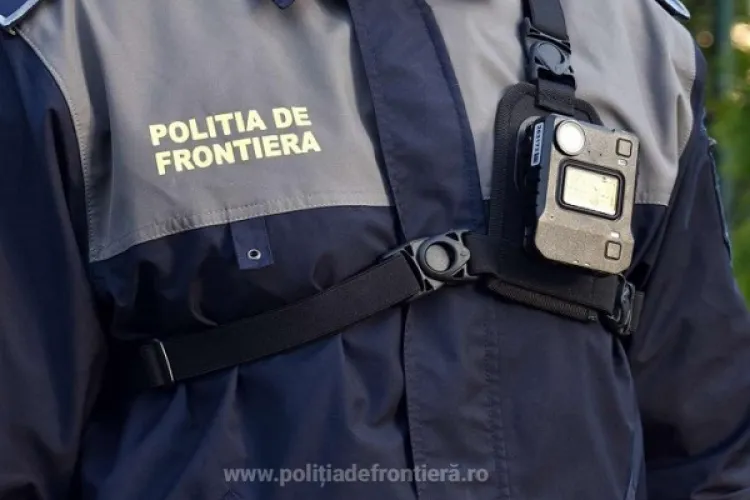 FOTO - Un băiat afgan a încercat să intre în România, ascuns pe osia remorcii unui TIR. Băiatul de doar 17 ani voia să ajungă în Germania