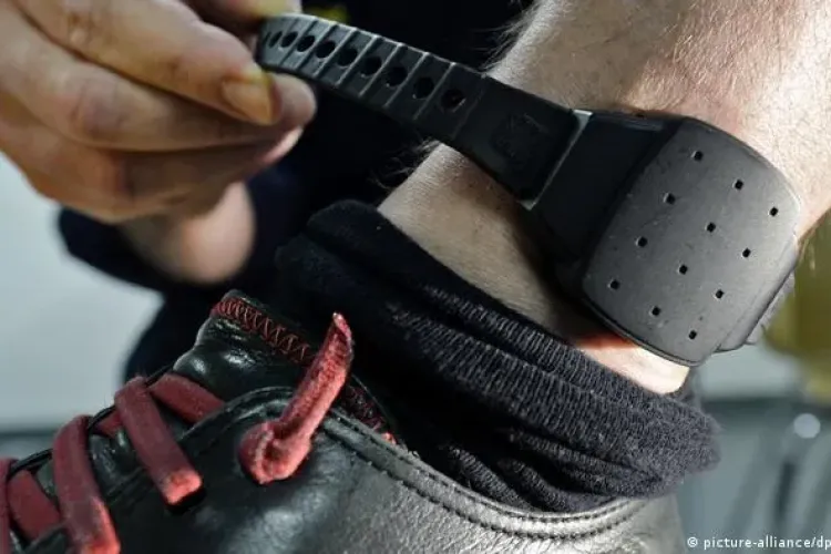 Agresorul din capitală monitorizat cu brațară electronică, din România, a tăiat dispozitivul și a fugit