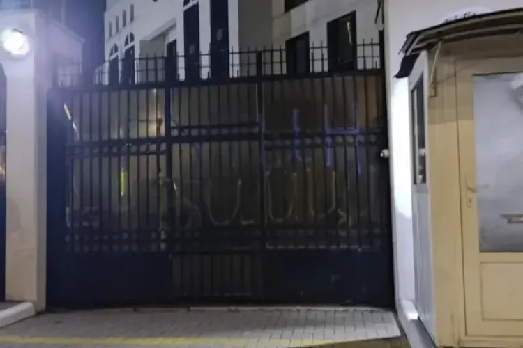 Ambasada Rusiei din Republica Moldova, vandalizată de ziua lui Vladimir Putin. Ce mesaj a fost scris pe poarta instituției