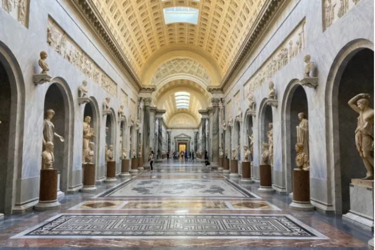 Un turist american a spart două statui vechi de 2.000 de ani la Vatican. Era supărat că nu a fost lăsat să-l vadă pe Papa Francisc