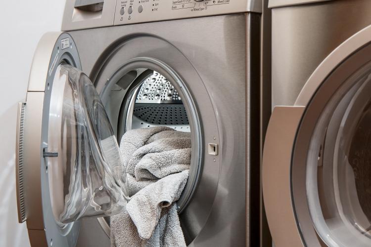 Cum reduci consumul de energie electrică la maşina de spălat cu 50%
