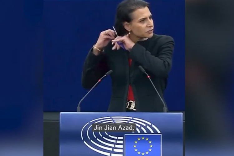 VIDEO - Momentul în care o europarlamentară, de origine irakiană, își taie părul, chiar de la tribuna Parlamentului European