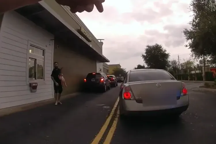 VIDEO - Un bărbat care și-a răpit copilul de un an l-a folosit apoi ca scut uman, când a fost încolțit de poliție 