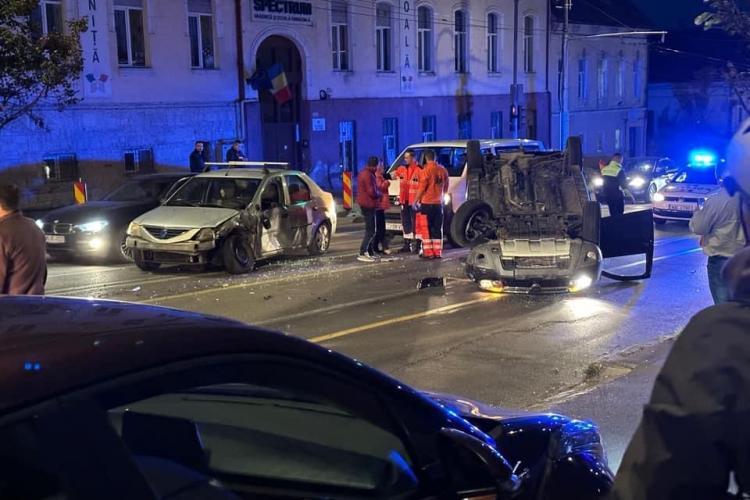 Accident pe Calea Mănăștur. O masina s-a răsturnat - FOTO