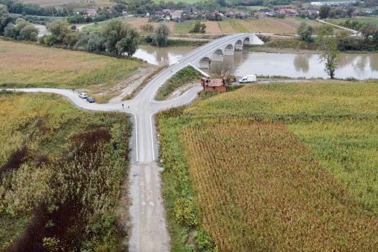 De râs și de plâns! Podul din Cluj care se termină într-un câmp cu porumb, autoritățile au contribuit la situația tragi-comică