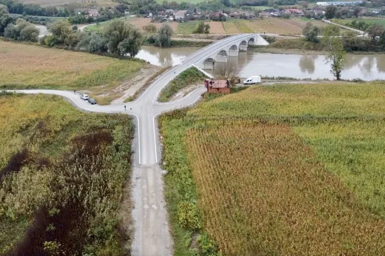 De râs și de plâns! Podul din Cluj care se termină într-un câmp cu porumb, autoritățile au contribuit la situația tragi-comică