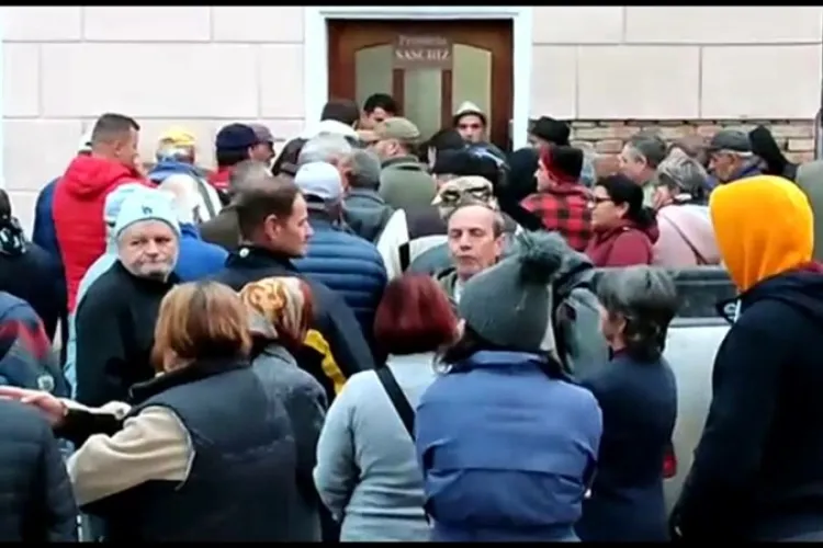 Zeci de persoane s-au îmbulzit la coadă, în fața unei primării, pentru a primi lemne de foc: „Oamenii au rupt chiar și lista de așteptare”