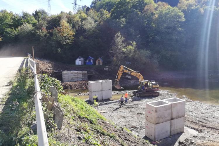 Tișe: A început construcția podului provizoriu din Someșu Rece, pe drumul județean care duce la Tarnița și Mărișel - FOTO