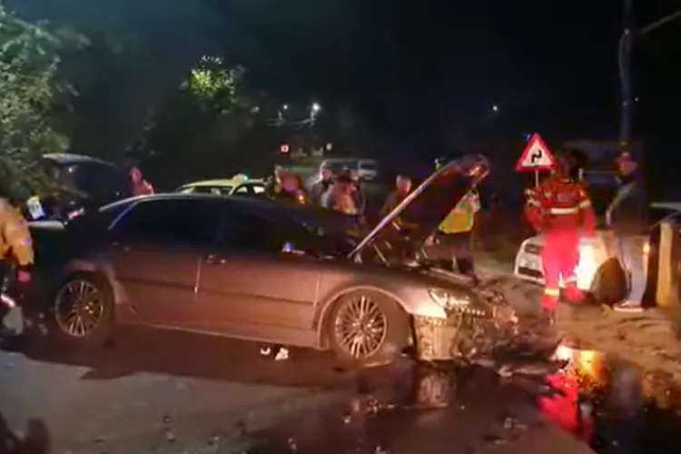 VIDEO/FOTO - Beată criță, o tânără a coborât din mașină doar în lenjerie intimă, după ce a făcut zob autoturismul pe care îl conducea