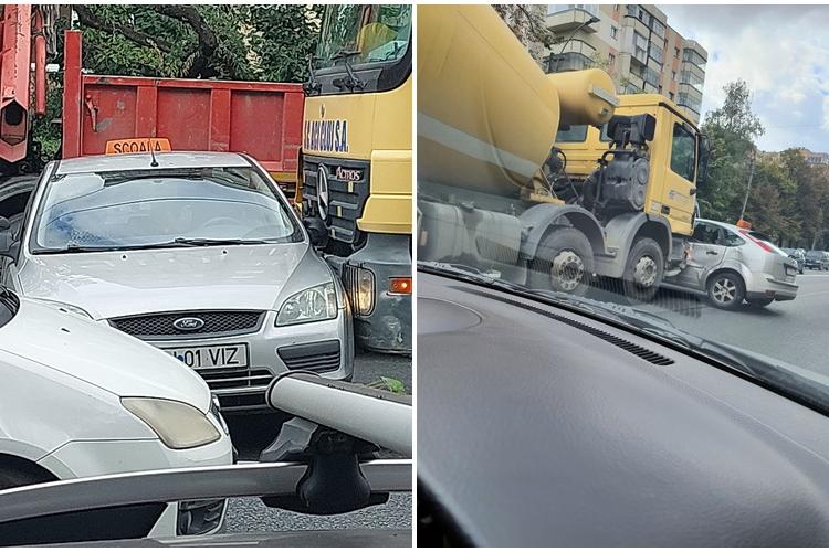 Accident pe strada Aurel Vlaicu! Școala de șoferi a schimbat banda și a intrat sub betonieră - FOTO
