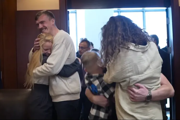 VIDEO - Luptătorii de la Azovstal și-au reîntâlnit familiile, după patru luni în care au fost prizonierii rușilor  